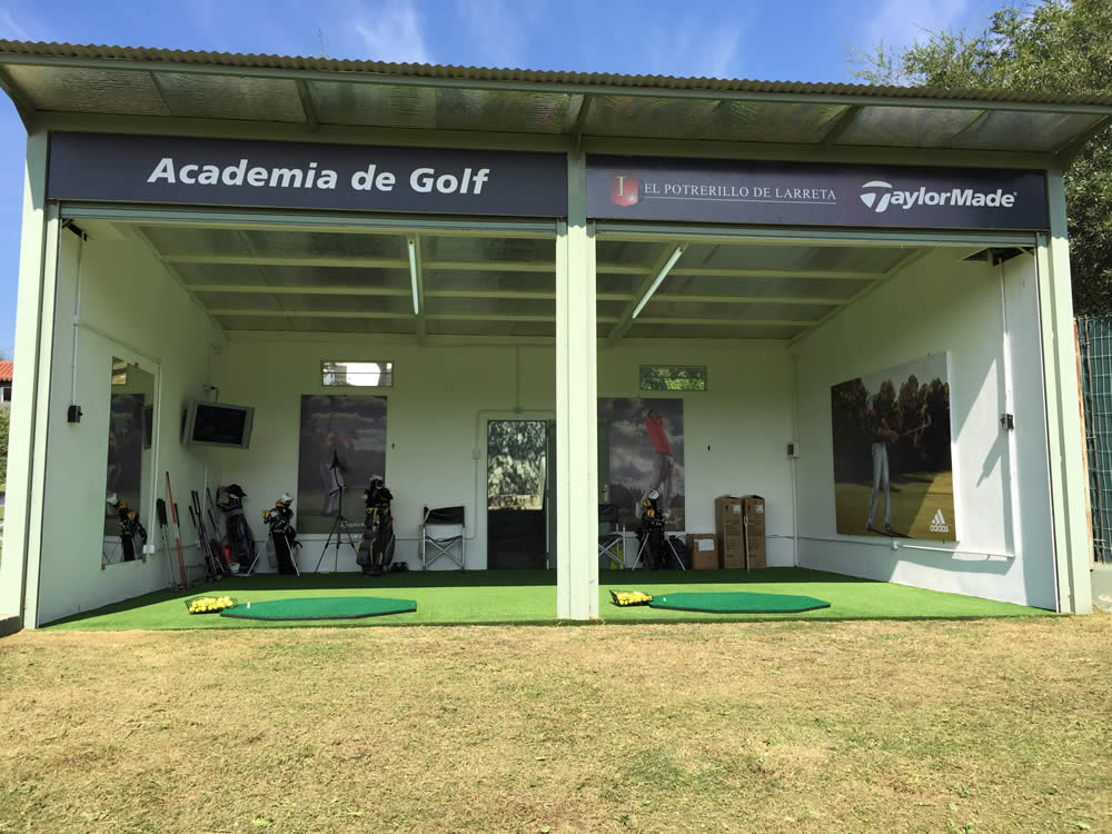 Un edificio blanco con un cartel que dice academia de golf.