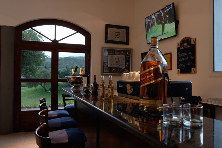 Un bar con una botella de Johnnie Walker en el mostrador.