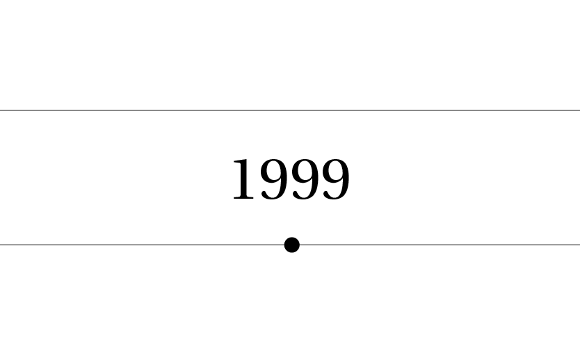 Una línea de tiempo en blanco y negro del año 1999 con un círculo en el medio.