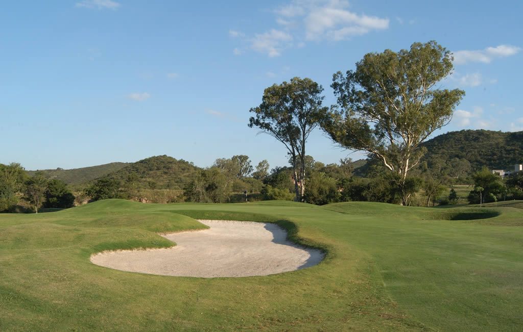 Un campo de golf con un bunker en medio