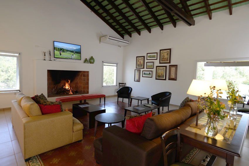Un salón con chimenea y televisión de pantalla plana.
