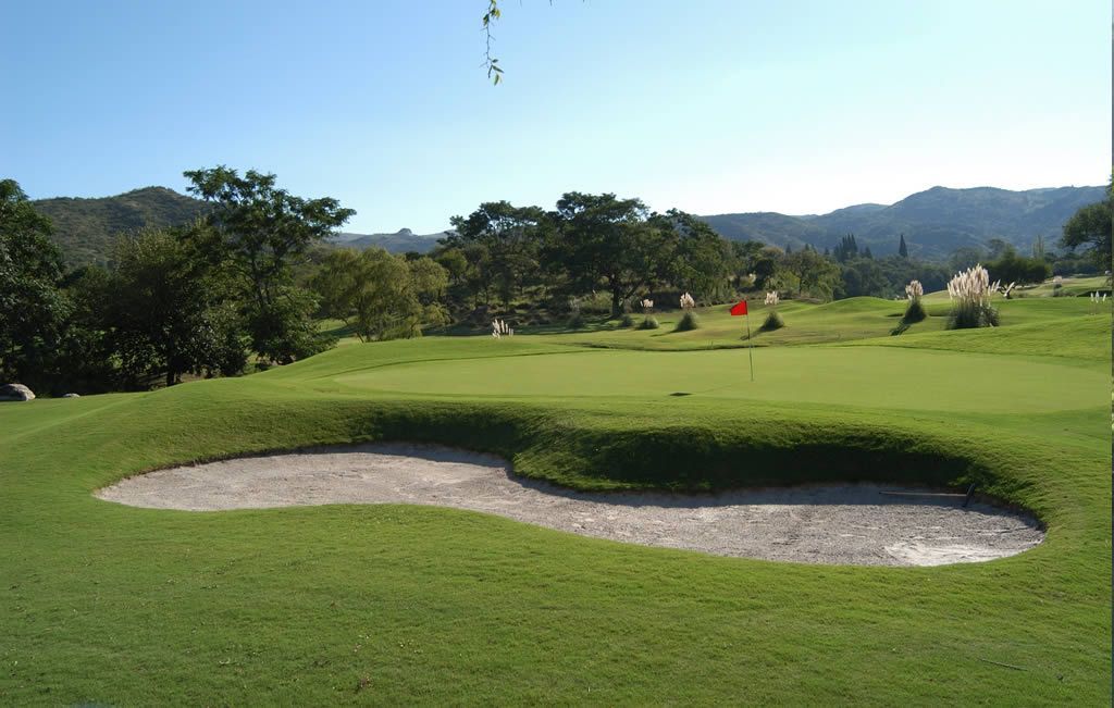 Un campo de golf con un bunker en medio