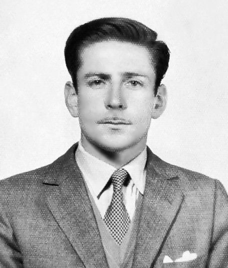 Una fotografía en blanco y negro de un hombre con traje y corbata.