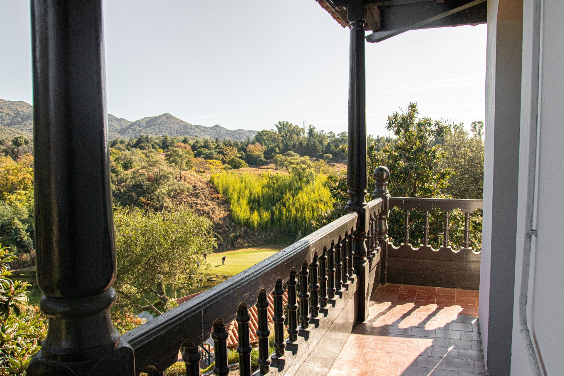 Un balcón con vistas al bosque y a las montañas.