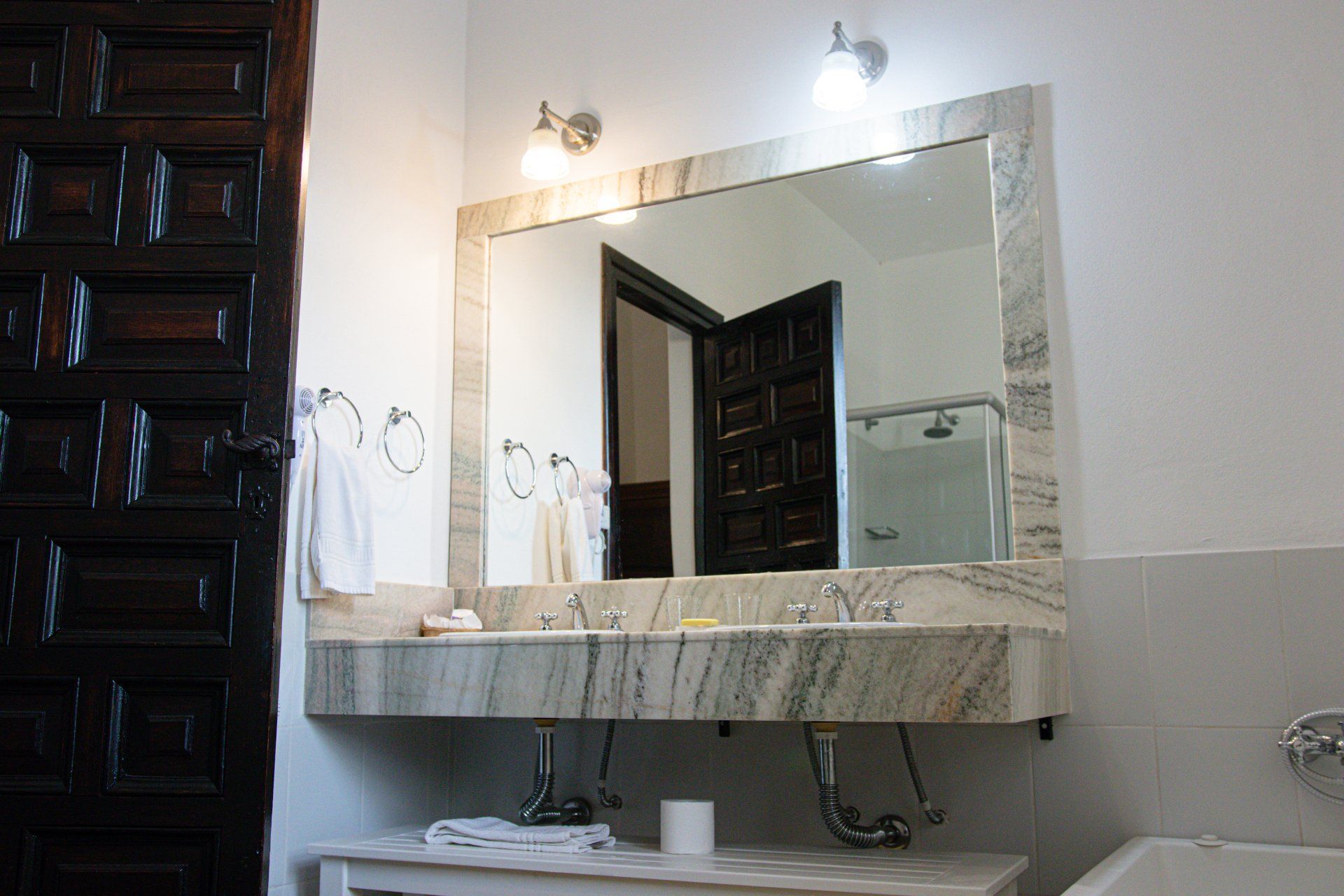 Un baño con dos lavabos y un gran espejo.