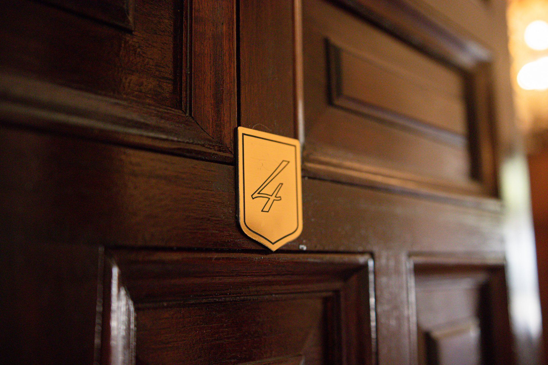 Un primer plano de una puerta de madera con un cartel.