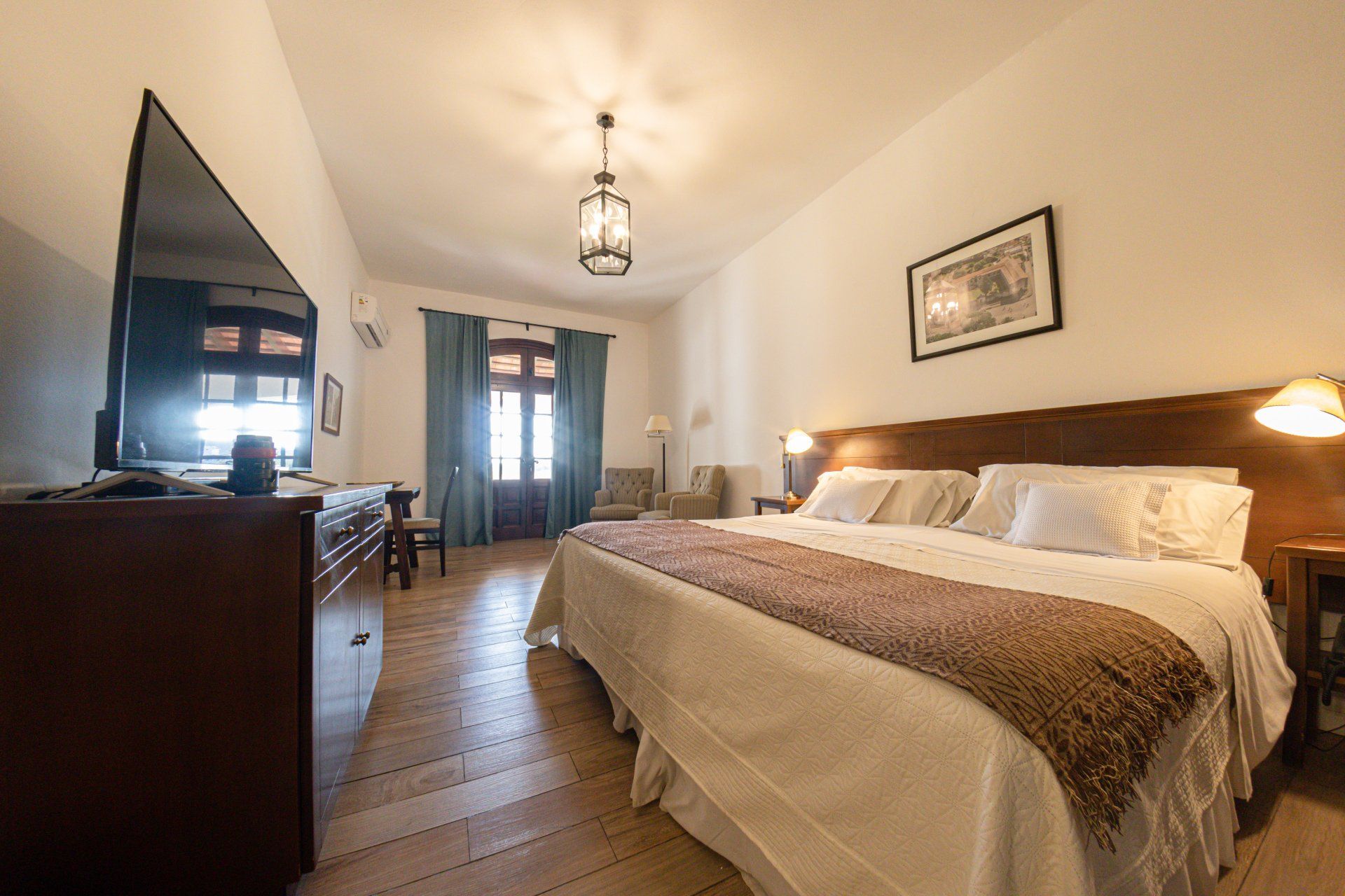 En medio de la habitación hay una cama grande.