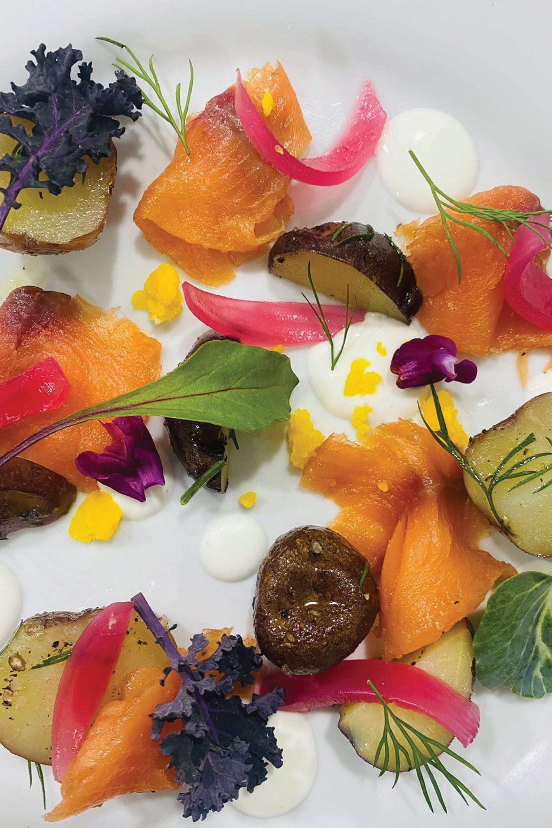 Un plato blanco cubierto con una variedad de frutas y verduras.