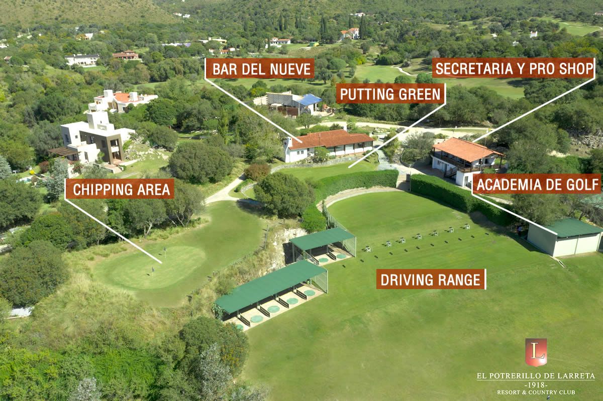 Una vista aérea de un campo de golf con edificios y árboles.