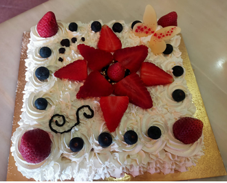 Torta alla panna e fragole