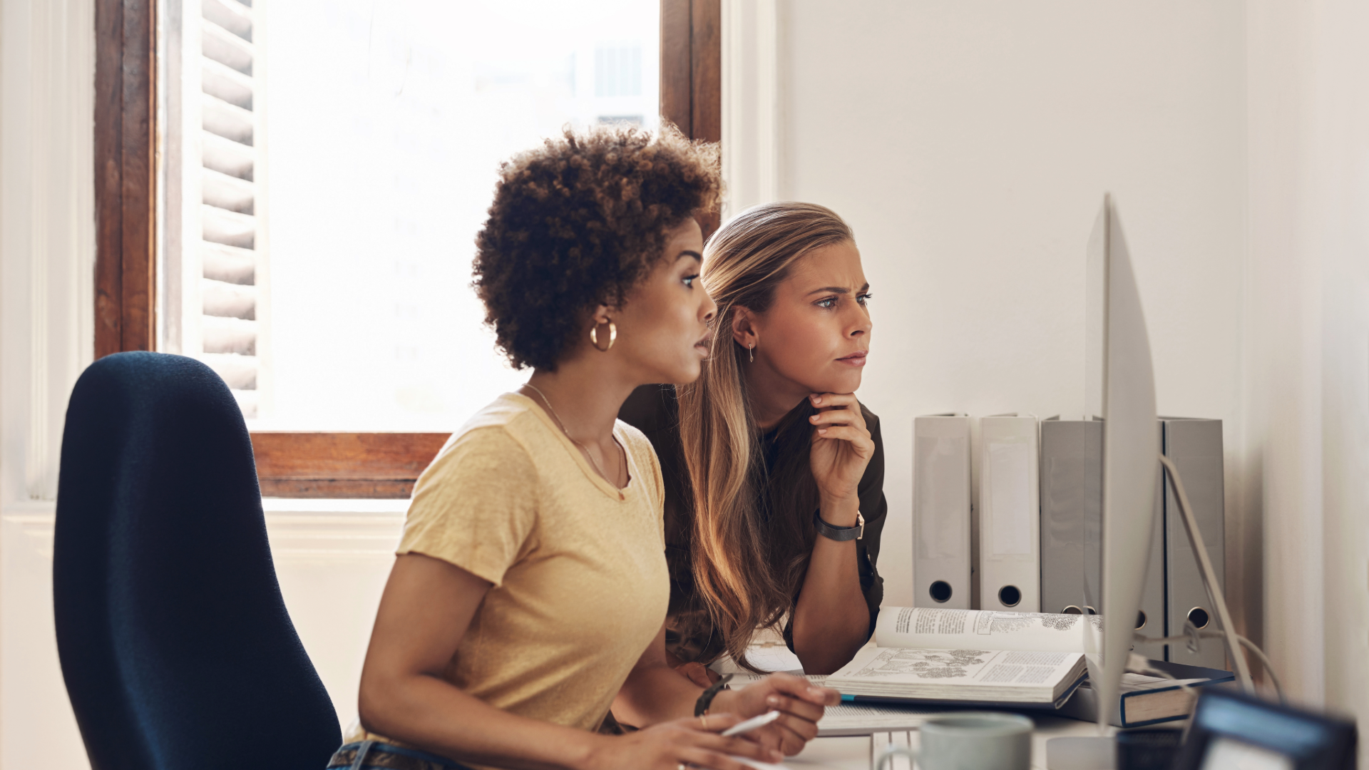 employees talking | Mindcell