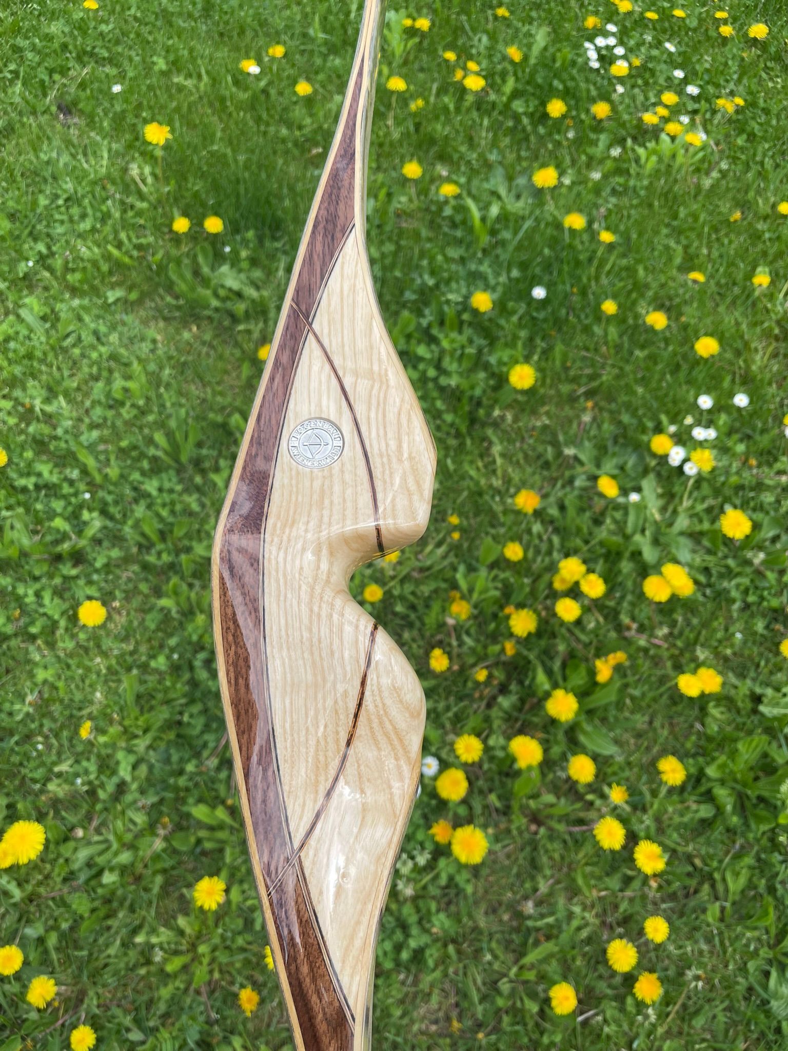 Langbögen unterschiedlicher Holzarten
