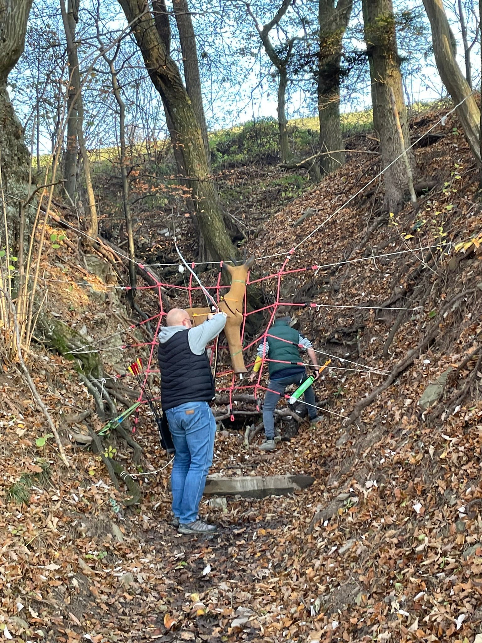 Ein Mann und ein Kind spielen im Wald.