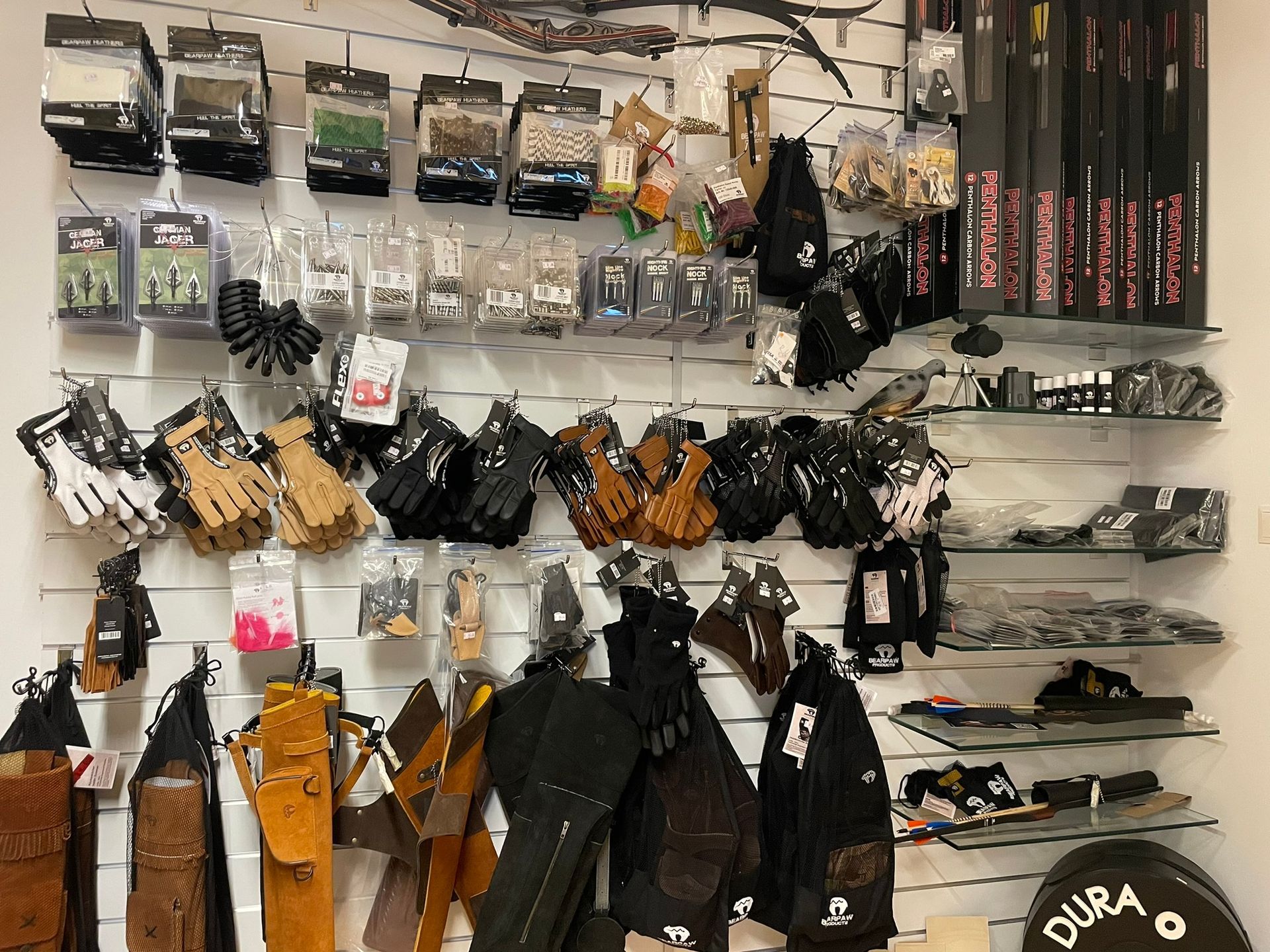 Eine Wand voller verschiedener Gegenstände, darunter Handschuhe