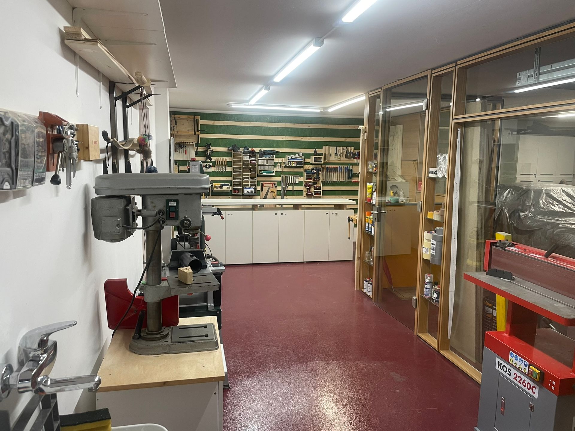 Eine Werkstatt mit einer Maschine, auf der 