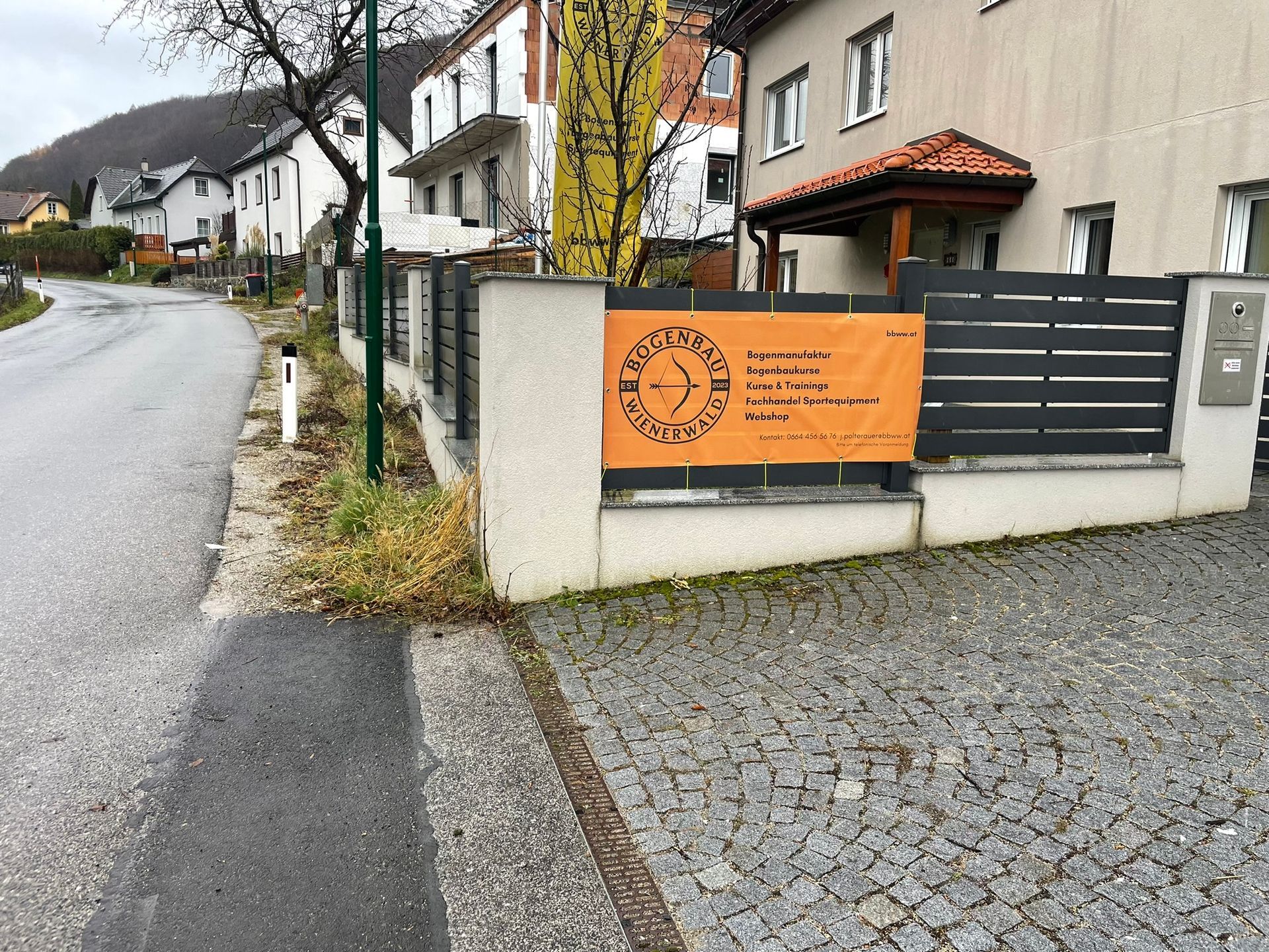 Ein Zaun am Straßenrand mit einem Schild mit der Aufschrift 