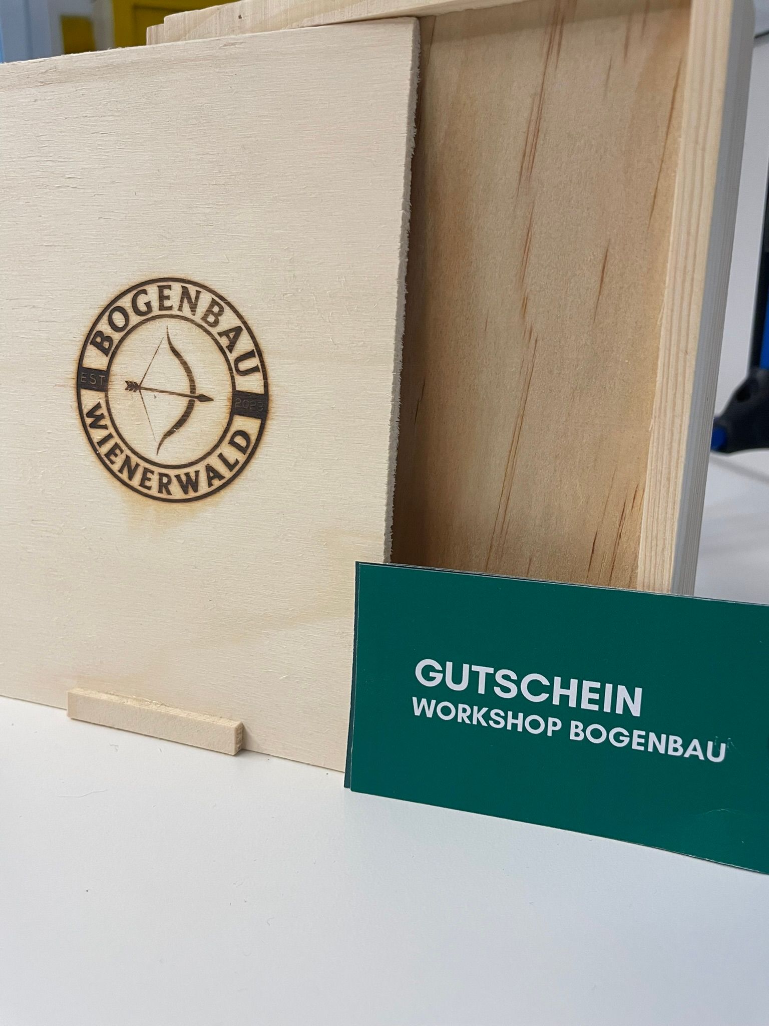 Eine Holzkiste mit dem Wort Bogenball darauf