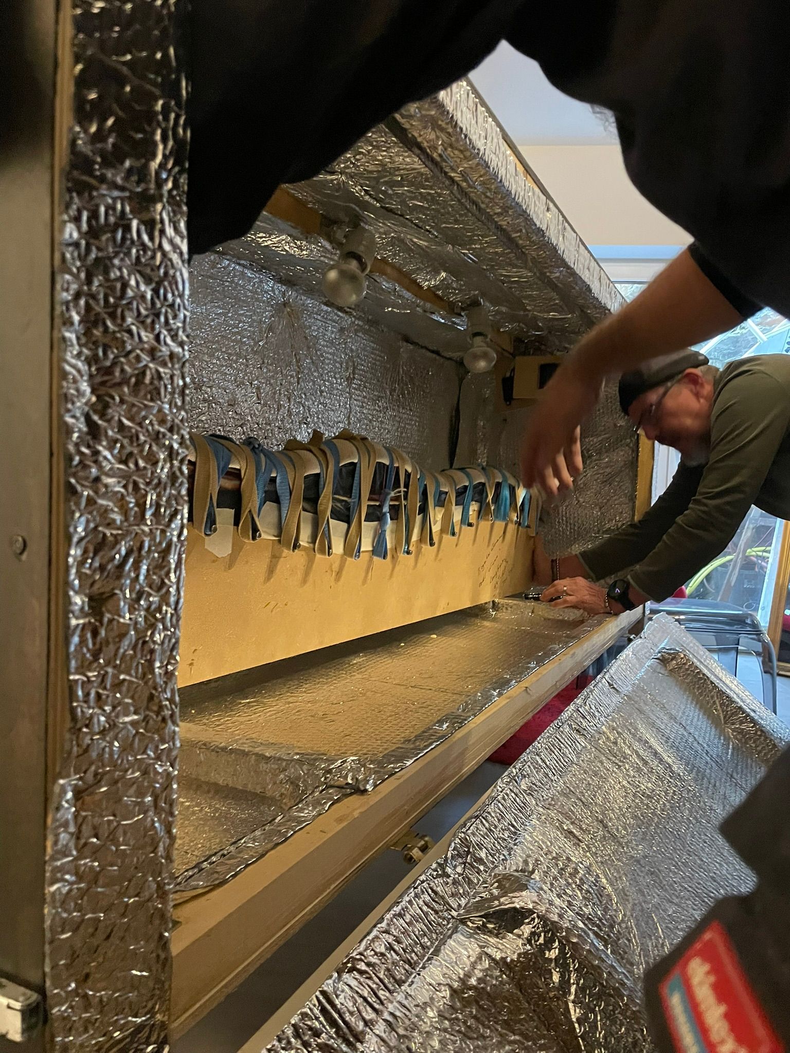 Ein Mann arbeitet an einem Stück Aluminiumfolie