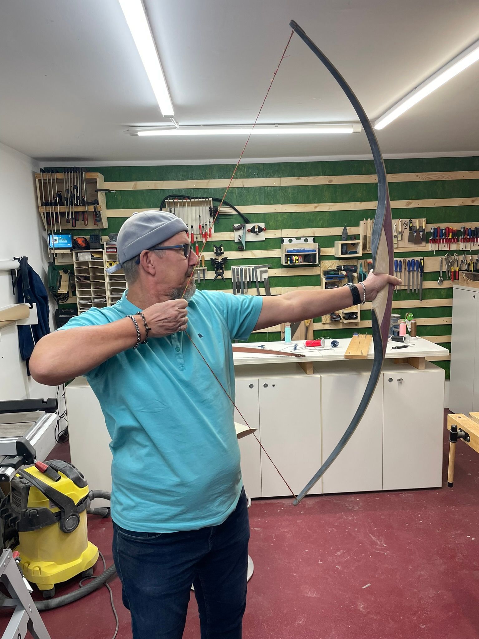 Erster Schuss mit dem eigenen Bogen nach einem Bogenbauworkshop