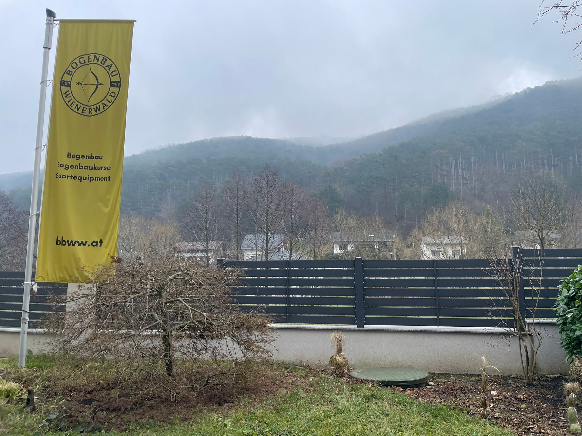 Eine gelbe Flagge mit einem Smiley darauf