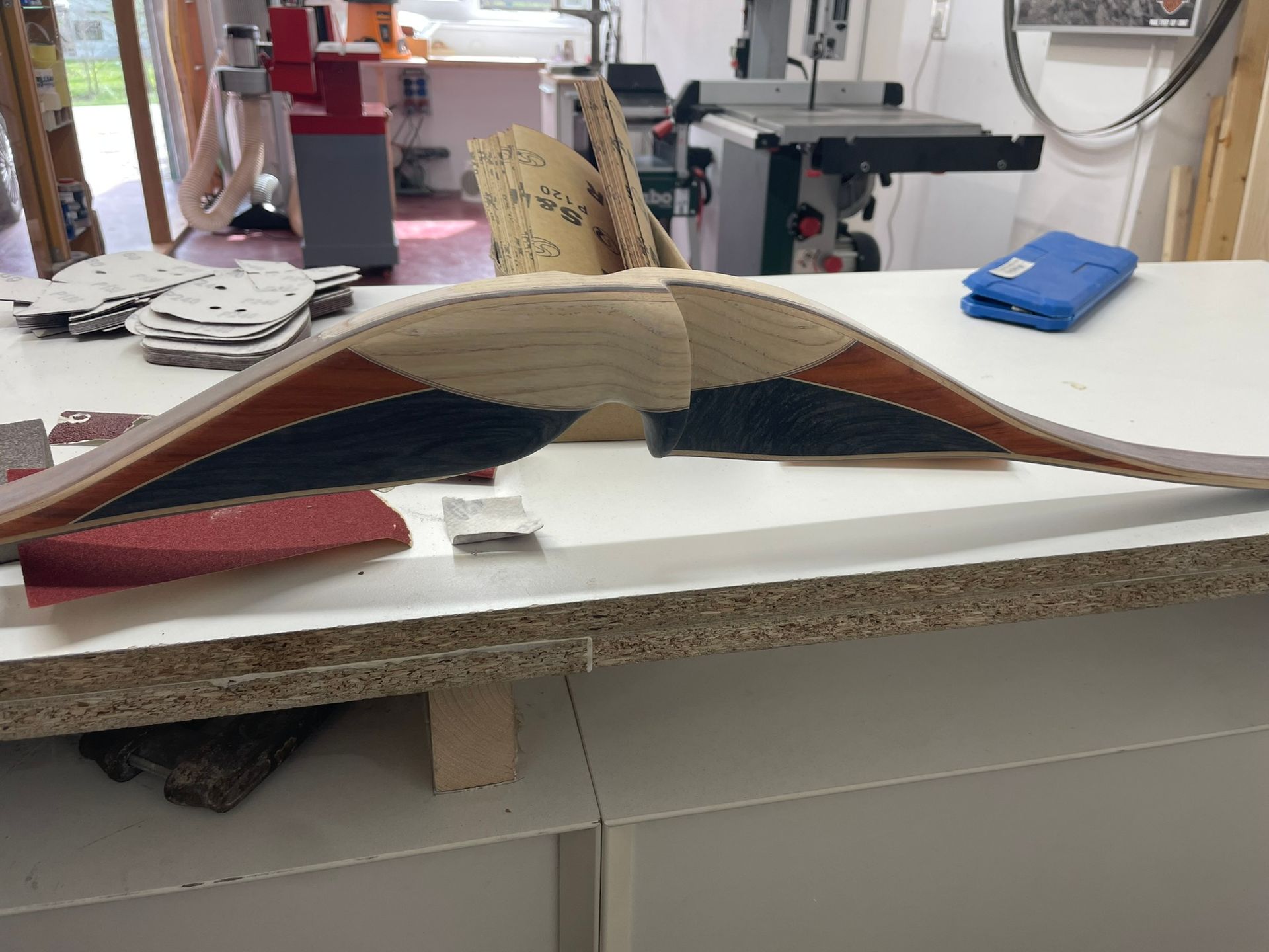 Bogen in Werkstatt beim Schleifen