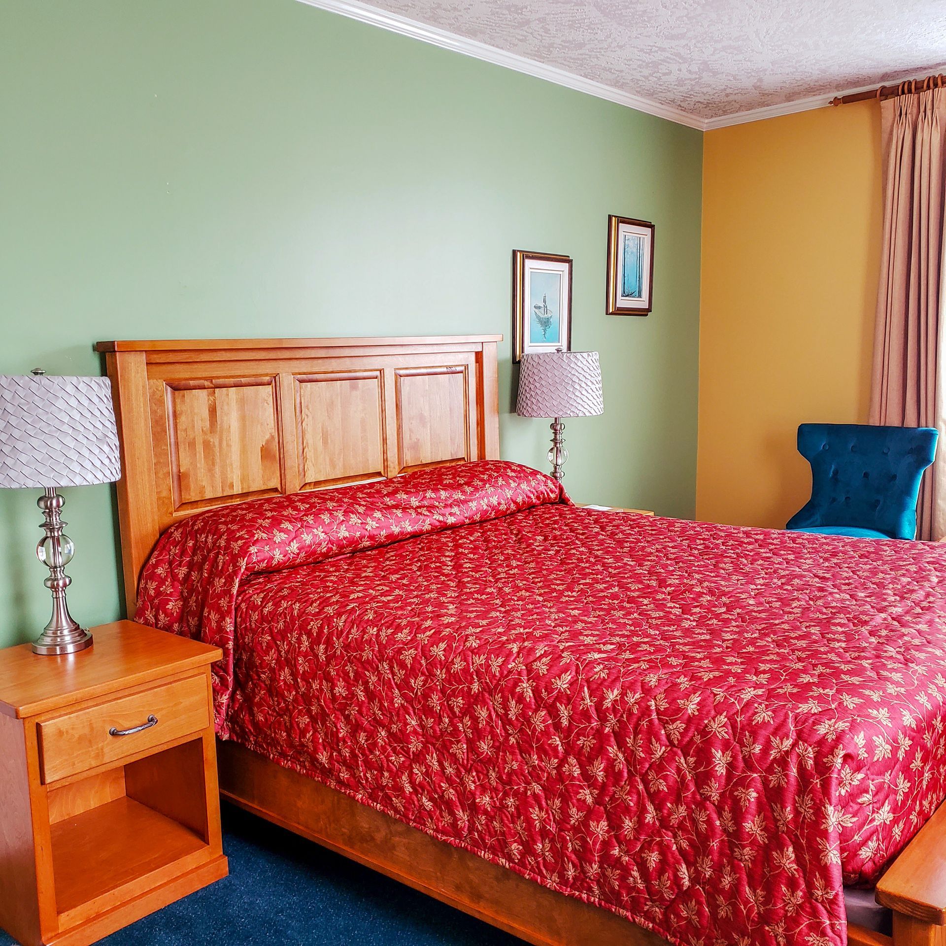 A hotel room with a bed and two lamps