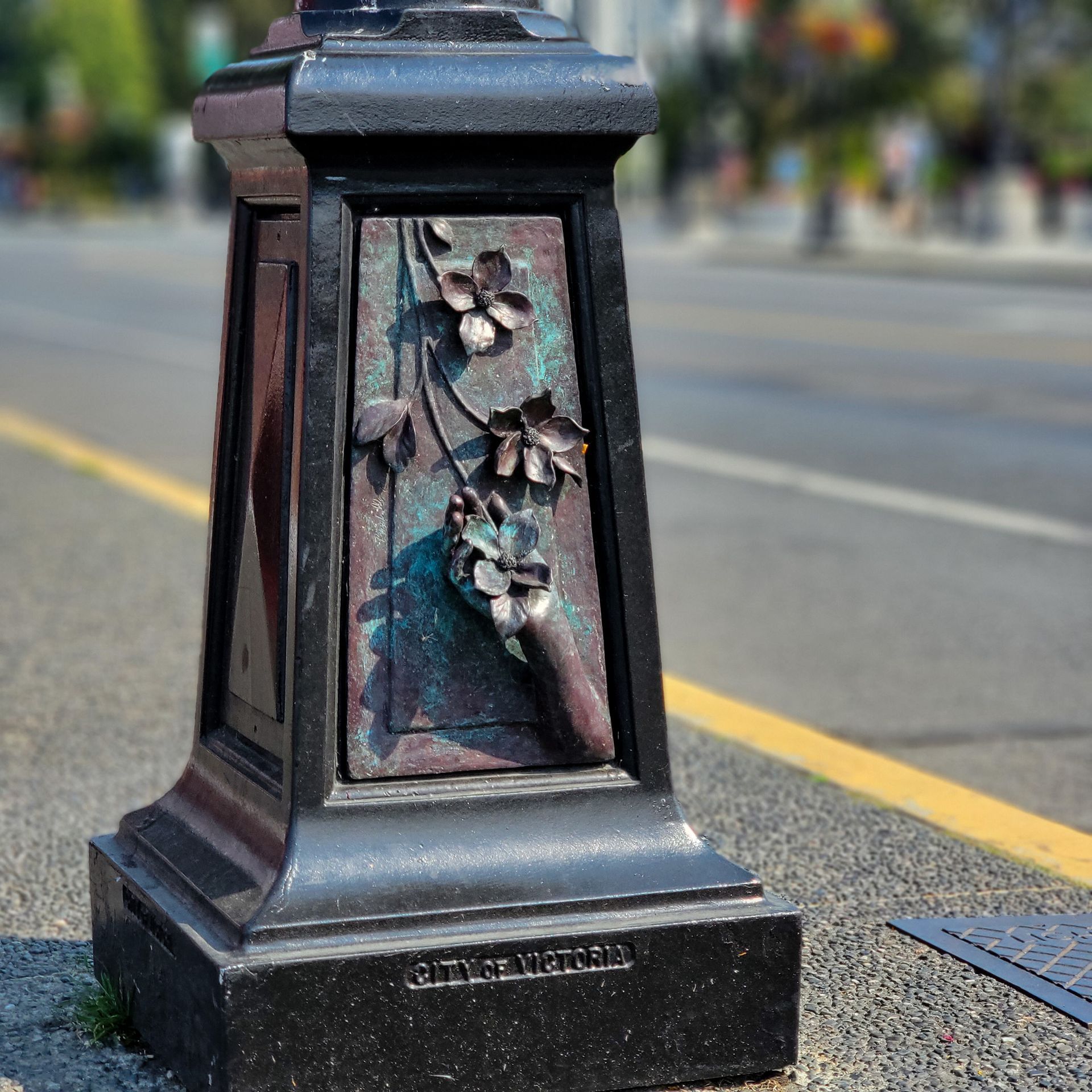 A black pedestal with flowers and the word city on it