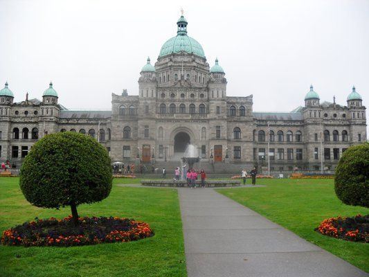 A large building with a dome and a fountain in front of it