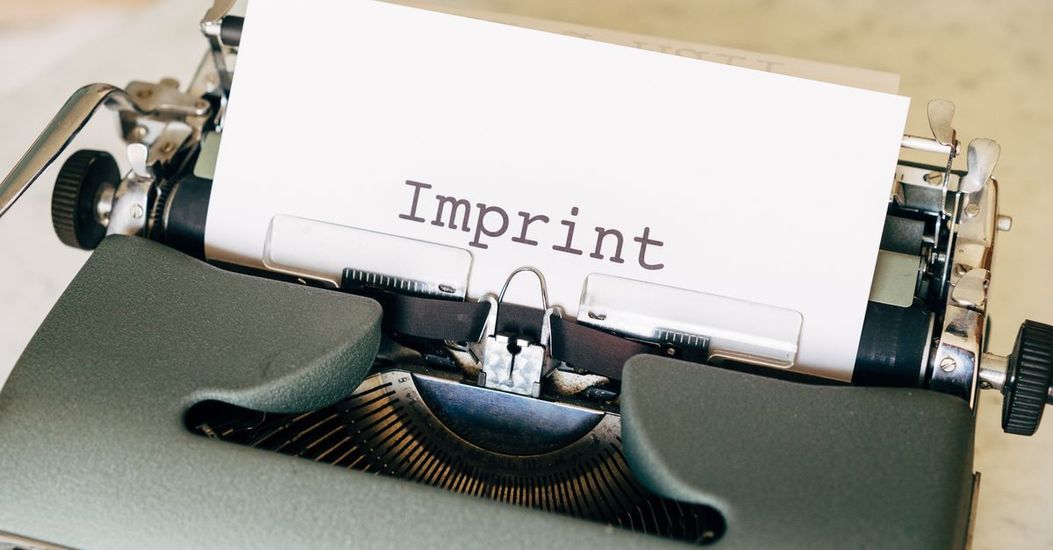 Máquina de escribir con papel etiquetado como “Impresión” insertado en el carro.
