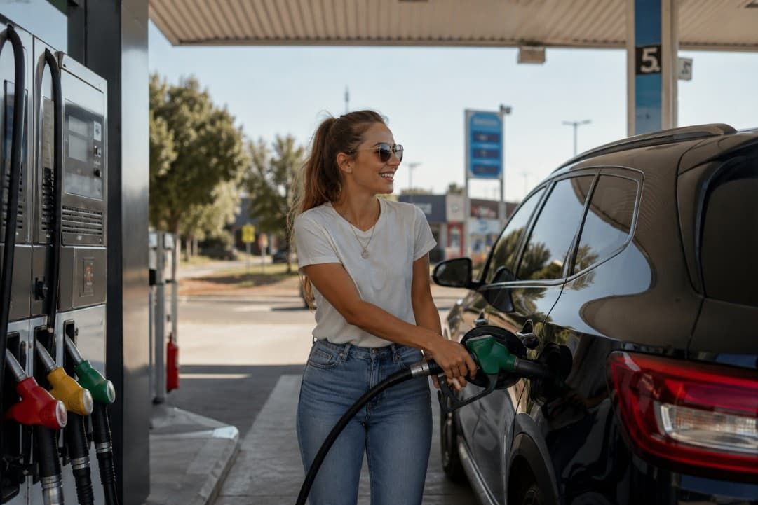 Auto tankt brandstof bij een tankstation. Lifestyle Habits