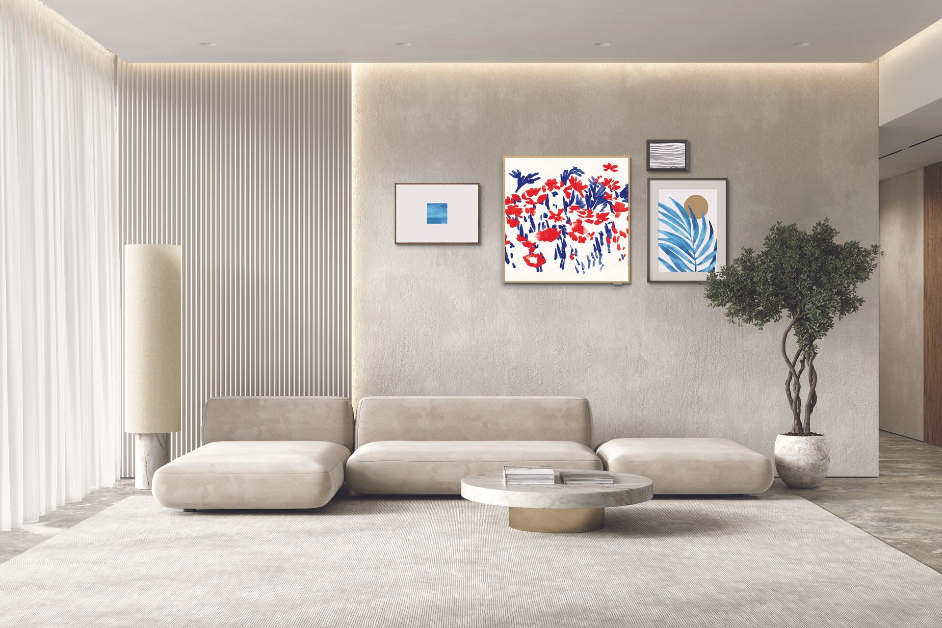 Wohnzimmer mit Bildern an einer Beigen Wand