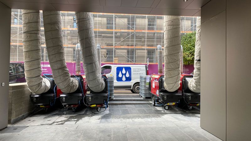 Bus von roth-kippe vor einer Baustelle