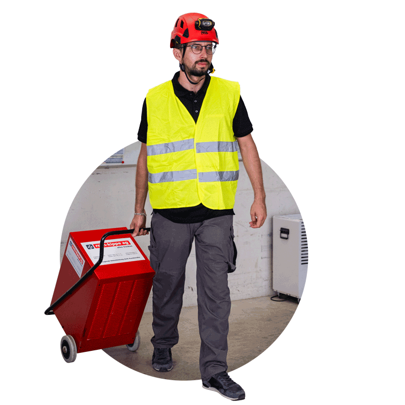 Mitarbeiter mit mobiler Heizung auf einer Baustelle