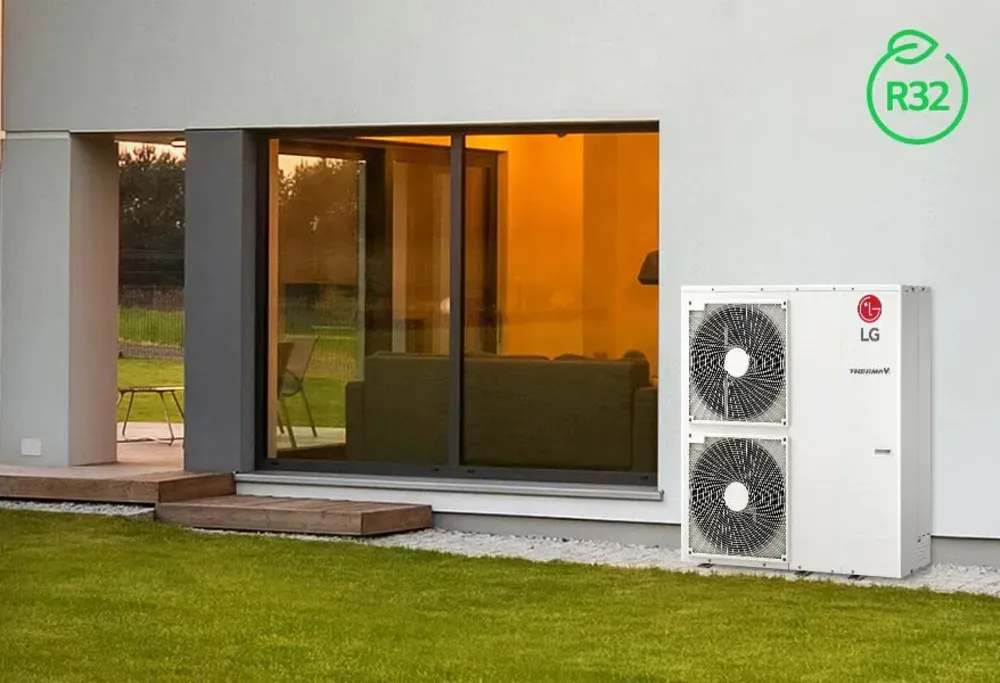 LG-Wärmepumpe steht vor einem modernen Haus mit grosser Glasscheibe