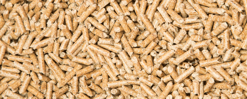 Eine Menge Pellets für eine Heizung liegen auf einem Haufen