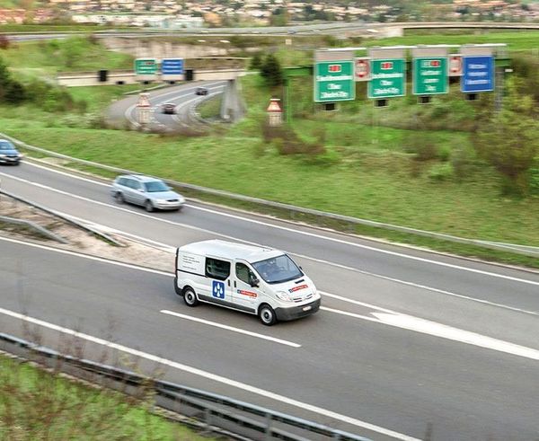 roth-kippe Bus auf der Autobahn