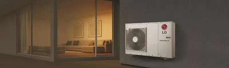Eine weisse Wärmepumpe ausserhalb eines Hauses