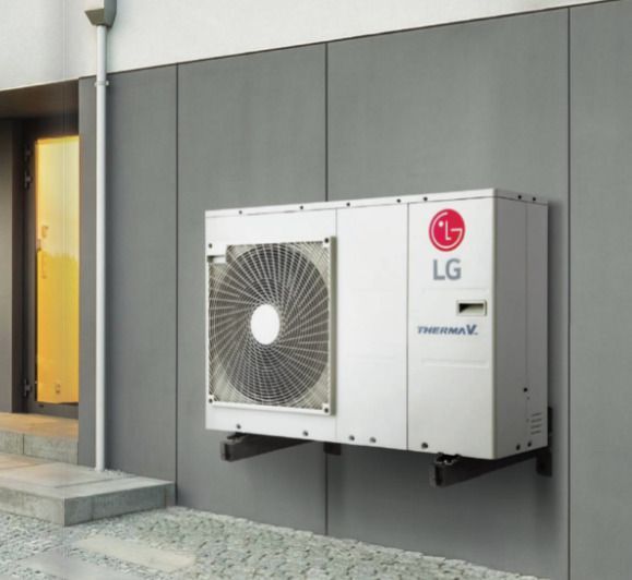 Wärmepumpe von LG hängt an einer grauen Aussenwand