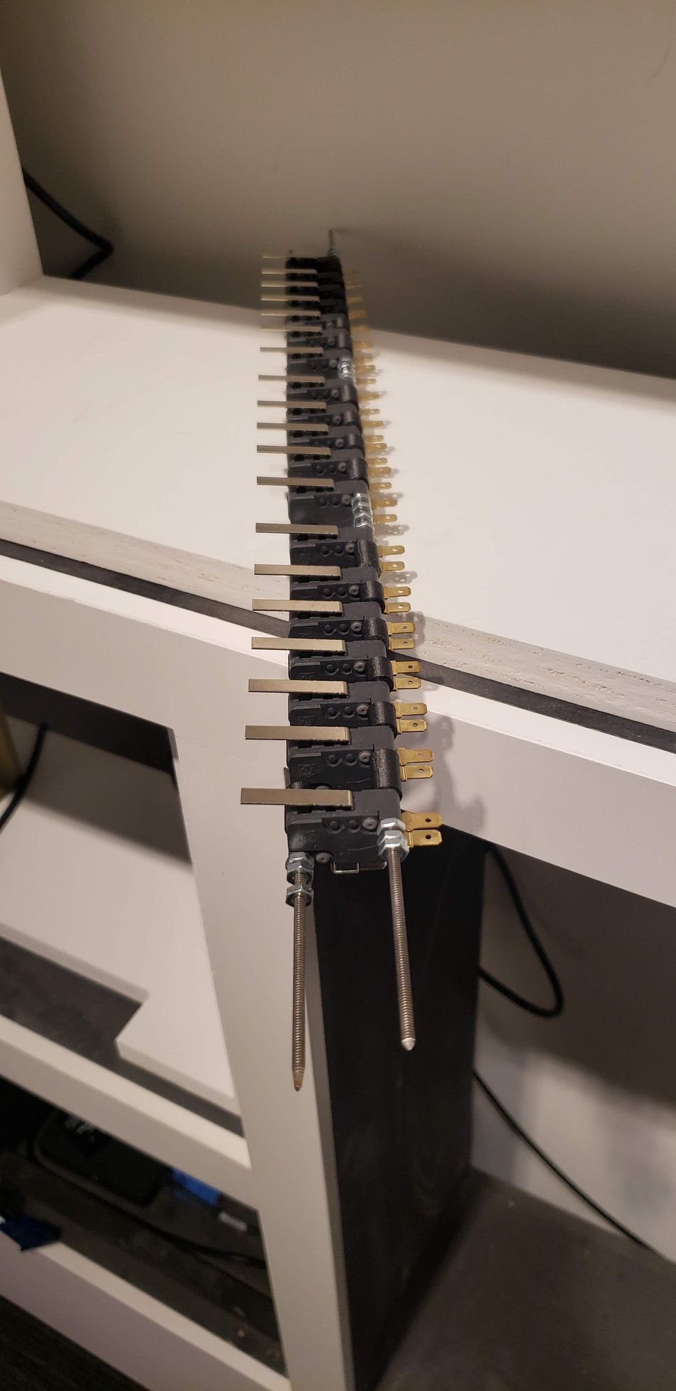 A bunch of keys are sitting on top of a table.