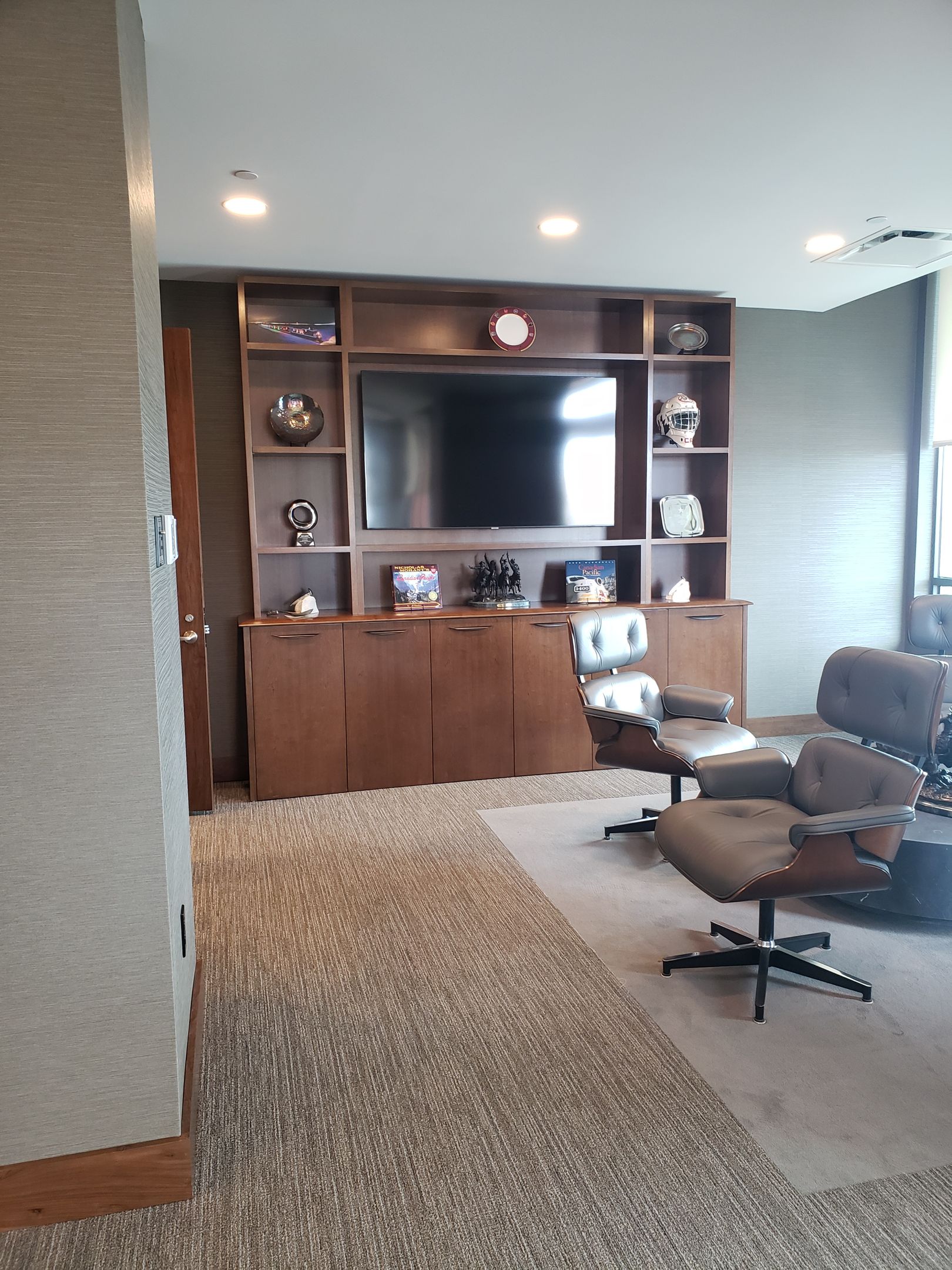 A living room with a large flat screen tv on the wall.