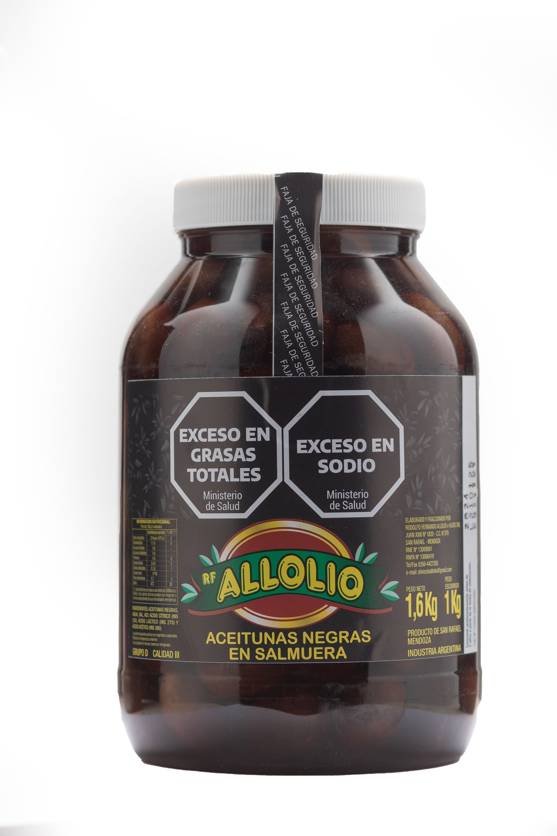 Tarro de aceitunas negras “Allolio”, con etiquetas indicativas de exceso de grasas saturadas y sodio.