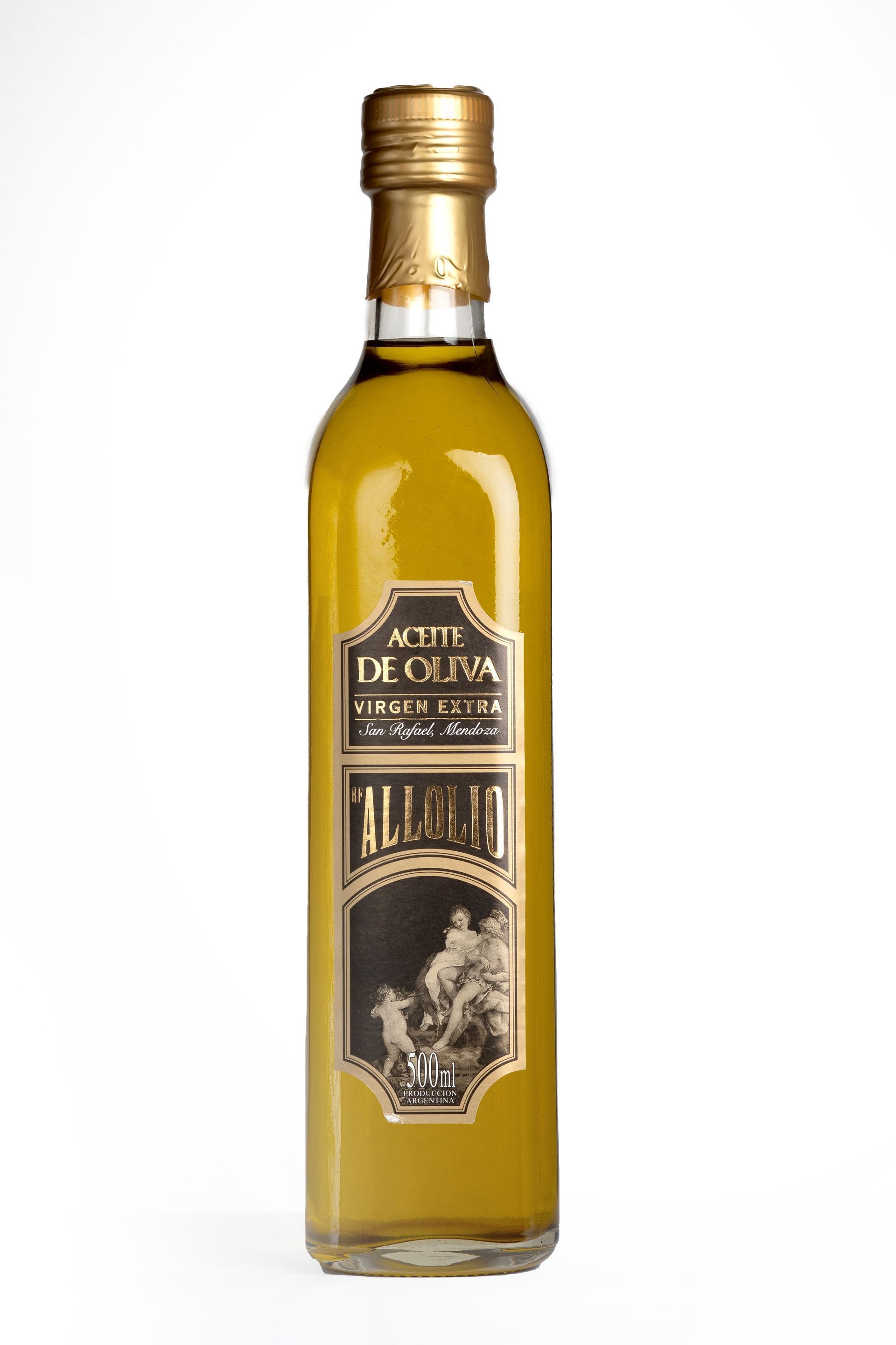 Botella de aceite de oliva con etiqueta dorada, llena de aceite de color verde amarillento, sobre un fondo blanco.