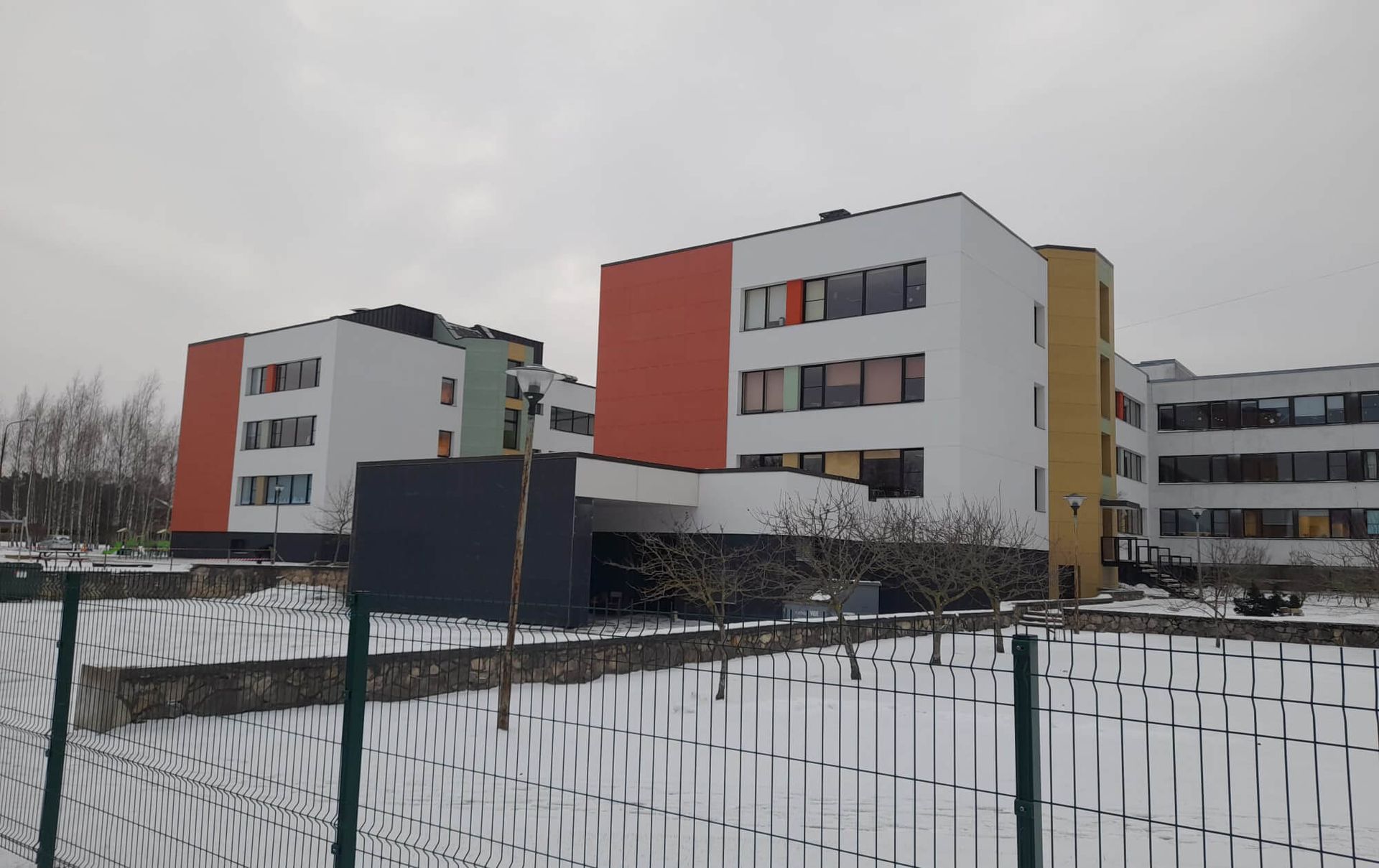 Ādažu vidusskolas ēkas B korpusa, B un C korpusa savienojošās daļas un ēdnīcas daļas fasādes vienkāršotā atjaunošan