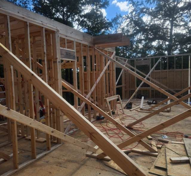 Framing of a building under construction, with wooden beams and supporting structure.