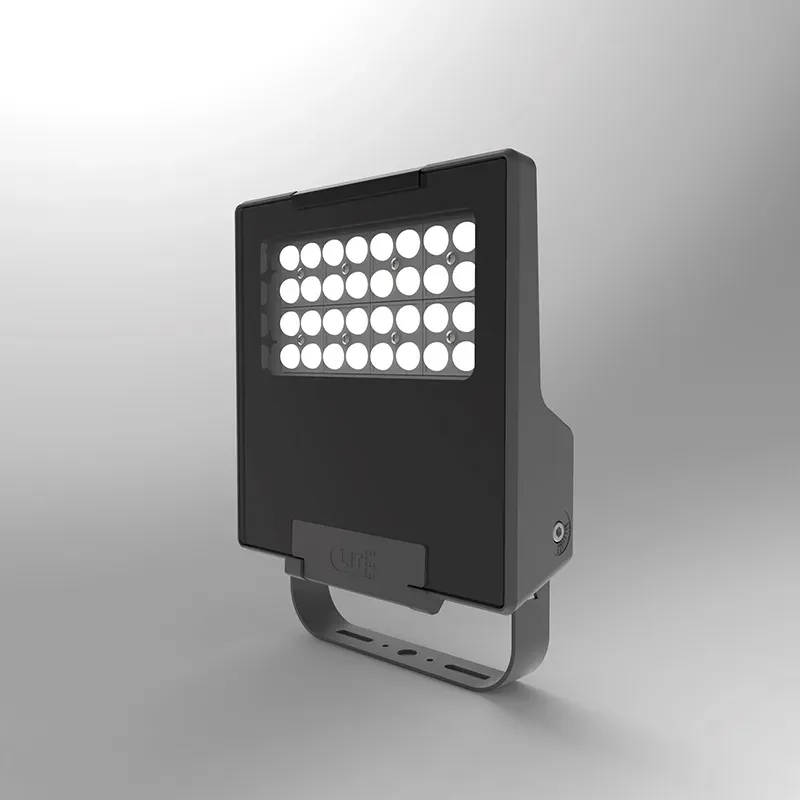 Kompakt LED-projektør med multiple linser og justerbart montagebeslag.