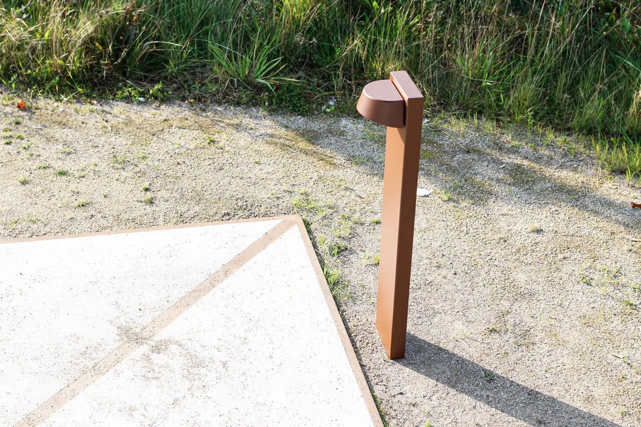 Pollararmatur för gångvägs- och parkbelysning.