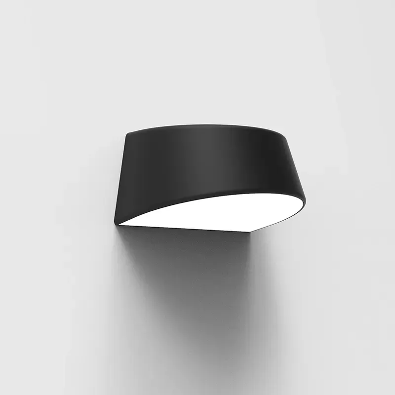 Moderne væglampe til facade- og områdebelysning med elegant, minimalistisk design.