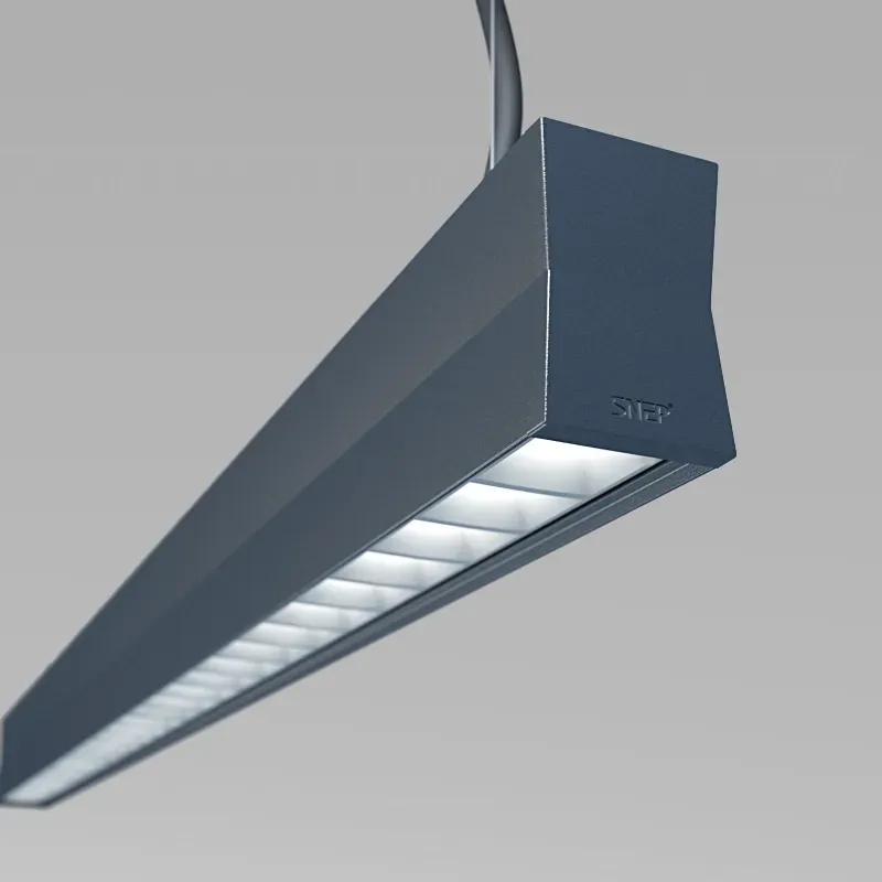 Lineært LED-pendelarmatur med mørk grå finish og integreret afskærmning.