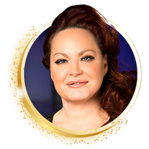 Portret van een lachende vrouw in een gouden ronde lijst op een paarse achtergrond.