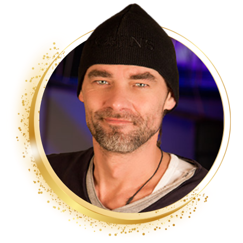 Portret van een man met een zwarte muts, omlijst door een gouden cirkelvormige rand op een paarse achtergrond.